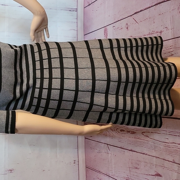 Gabby Skye Gray w/Black knit fit & flare Dress - Picture 14 of 16